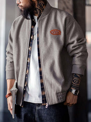 詳細画像:
"アメカジグラフィティ要素を取り入れた立体刺繍と、背面の牛革紙ラベルのディテールクローズアップ。袖口と裾のリブ編みがヴィンテージ感と着心地の良さを強調"
モデル画像:
"アメカジヴィンテージスタイルのウール混紡ベースボールジャケットを着用した、日常のトレンドコーディネート。リブ編みの袖口と裾がアクセントになったカジュアルスタイル"