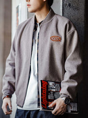 詳細画像:
"アメカジグラフィティ要素を取り入れた立体刺繍と、背面の牛革紙ラベルのディテールクローズアップ。袖口と裾のリブ編みがヴィンテージ感と着心地の良さを強調"
モデル画像:
"アメカジヴィンテージスタイルのウール混紡ベースボールジャケットを着用した、日常のトレンドコーディネート。リブ編みの袖口と裾がアクセントになったカジュアルスタイル"