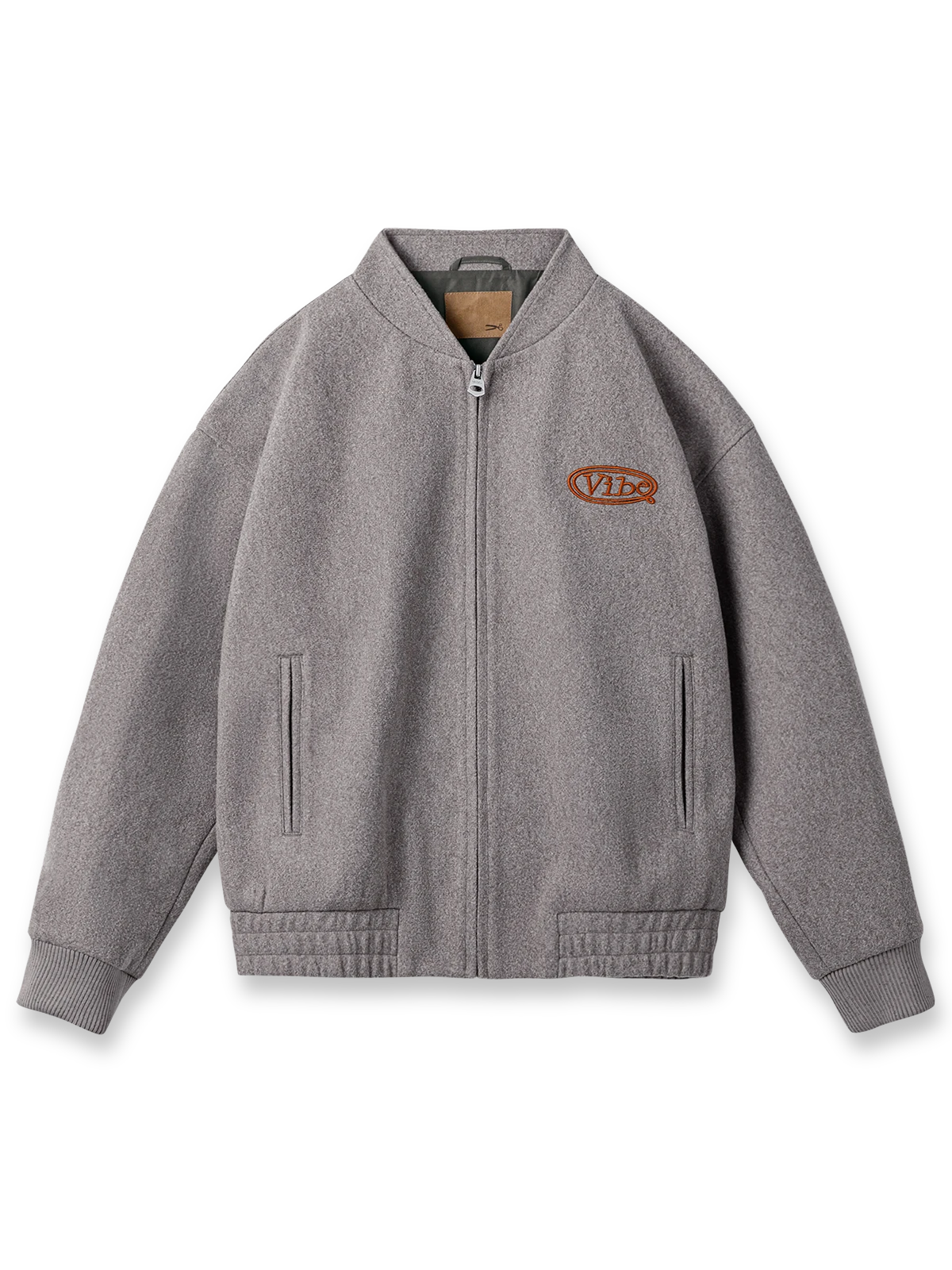 製品画像:
"アメカジヴィンテージスタイルのウール混紡ベースボールジャケットの全体図。クラシックなアメリカンカジュアルとストリートスタイルが融合したショート丈ジャケット。暖かく、ヴィンテージ感のあるウール混紡素材を使用"
詳細画像:
"アメカジグラフィティ要素を取り入れた立体刺繍と、背面の牛革紙ラベルのディテールクローズアップ。袖口と裾のリブ編みがヴィンテージ感と着心地の良さを強調"