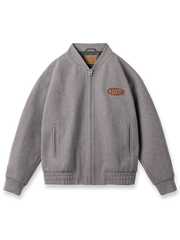 製品画像:
"アメカジヴィンテージスタイルのウール混紡ベースボールジャケットの全体図。クラシックなアメリカンカジュアルとストリートスタイルが融合したショート丈ジャケット。暖かく、ヴィンテージ感のあるウール混紡素材を使用"
詳細画像:
"アメカジグラフィティ要素を取り入れた立体刺繍と、背面の牛革紙ラベルのディテールクローズアップ。袖口と裾のリブ編みがヴィンテージ感と着心地の良さを強調"