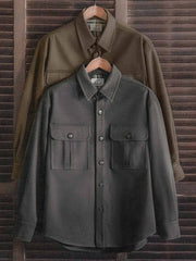 製品画像: 400gのスターリースカイウール混素材を使用したクラシックでモダンな長袖シャツ全体の外観。
詳細画像: フラップ付きダブルポケットやレーザー加工木製ボタン、袖口の直角スリットデザインをクローズアップ。