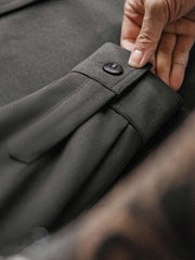 製品画像: 400gのスターリースカイウール混素材を使用したクラシックでモダンな長袖シャツ全体の外観。
詳細画像: フラップ付きダブルポケットやレーザー加工木製ボタン、袖口の直角スリットデザインをクローズアップ。