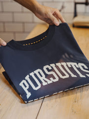 製品画像
「フロック加工ロゴプリントを大胆に施したアメリカンストリート風長袖Tシャツの全体画像。起毛加工の柔らかなコットン素材が快適な着心地を提供。」
詳細画像
「フロック加工のロゴプリントと起毛素材の滑らかな肌触りをクローズアップ。背面の刺繍アーチロゴや裾のラバープリントタグもディテールとして特徴的。」