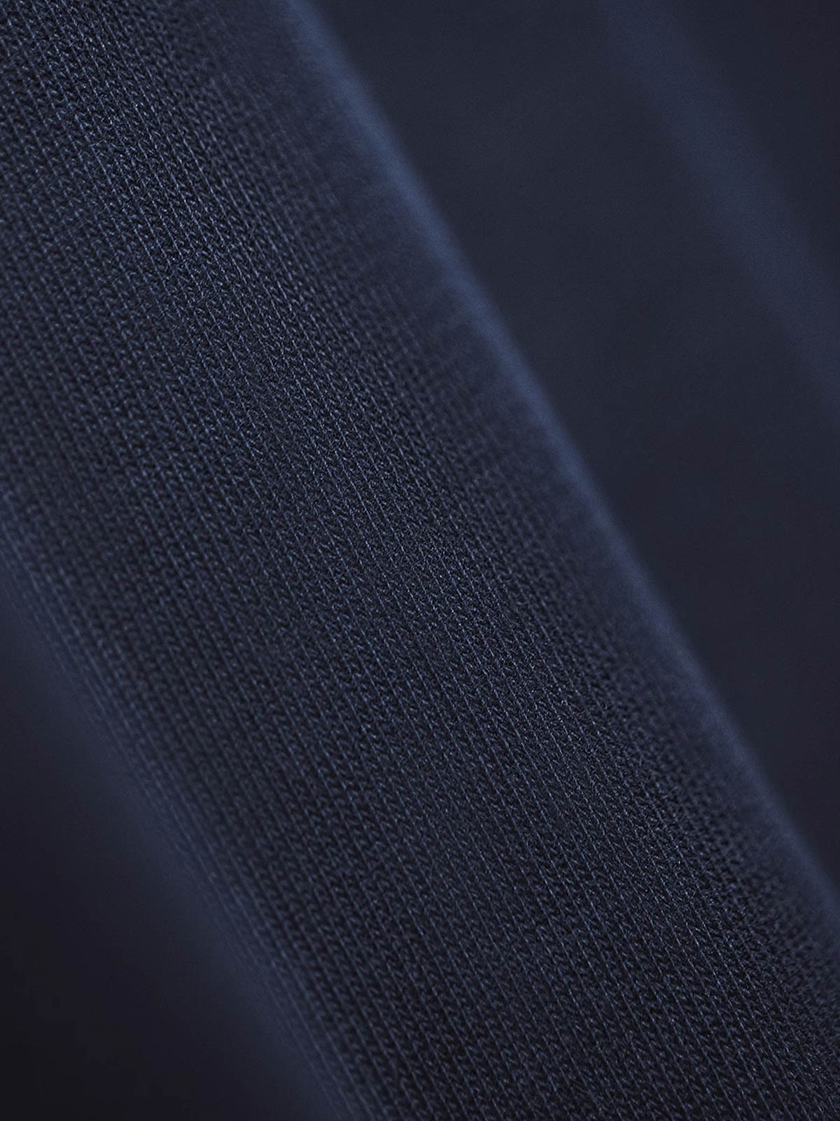 製品画像
「フロック加工ロゴプリントを大胆に施したアメリカンストリート風長袖Tシャツの全体画像。起毛加工の柔らかなコットン素材が快適な着心地を提供。」
詳細画像
「フロック加工のロゴプリントと起毛素材の滑らかな肌触りをクローズアップ。背面の刺繍アーチロゴや裾のラバープリントタグもディテールとして特徴的。」