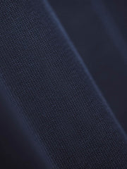 製品画像
「フロック加工ロゴプリントを大胆に施したアメリカンストリート風長袖Tシャツの全体画像。起毛加工の柔らかなコットン素材が快適な着心地を提供。」
詳細画像
「フロック加工のロゴプリントと起毛素材の滑らかな肌触りをクローズアップ。背面の刺繍アーチロゴや裾のラバープリントタグもディテールとして特徴的。」