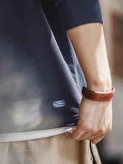 製品画像
「フロック加工ロゴプリントを大胆に施したアメリカンストリート風長袖Tシャツの全体画像。起毛加工の柔らかなコットン素材が快適な着心地を提供。」
詳細画像
「フロック加工のロゴプリントと起毛素材の滑らかな肌触りをクローズアップ。背面の刺繍アーチロゴや裾のラバープリントタグもディテールとして特徴的。」