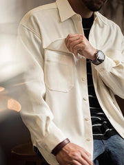 モデル画像:モデルが防シワ形態安定長袖ワークシャツを着用した図