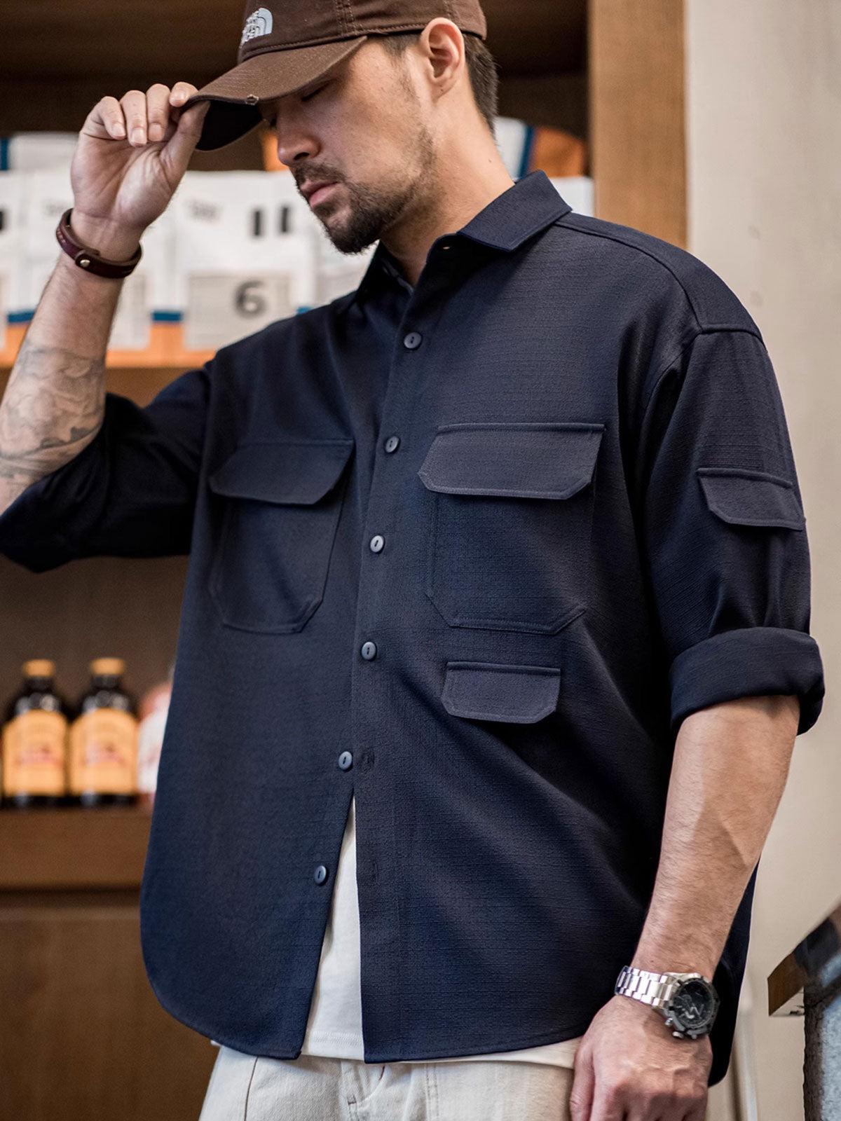 モデル画像:モデルが防シワ形態安定長袖ワークシャツを着用した図