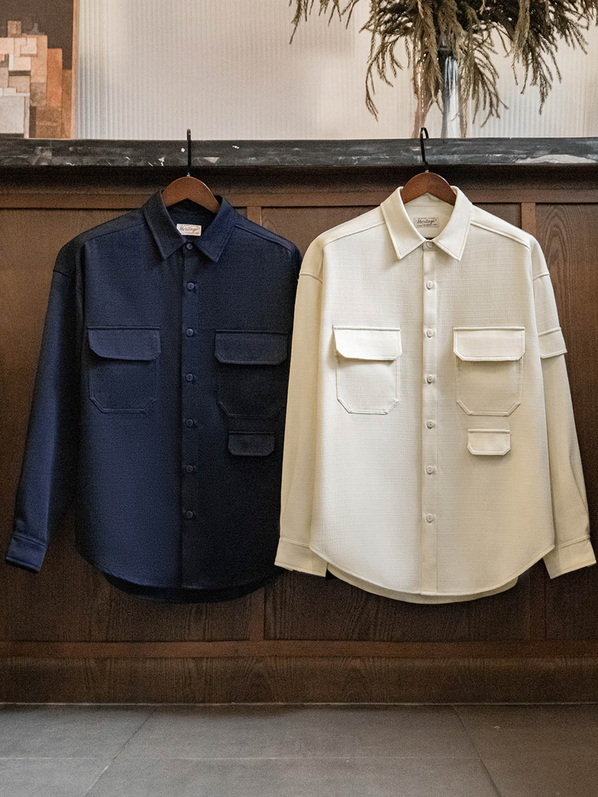 詳細画像:シャツのフェイクポケットと裾のV字スリットディテール図