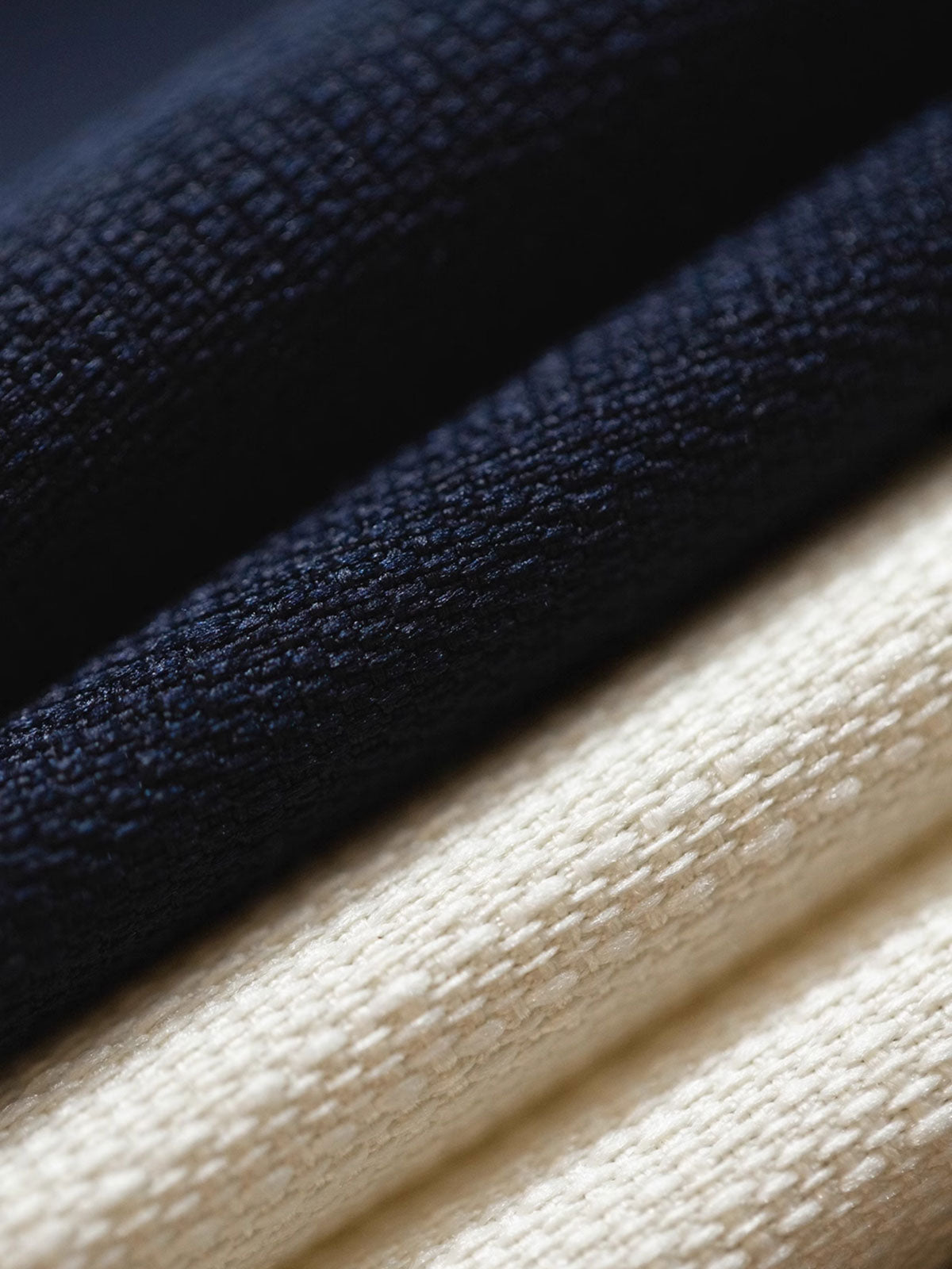 詳細画像:シャツのフェイクポケットと裾のV字スリットディテール図