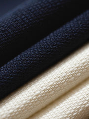 詳細画像:シャツのフェイクポケットと裾のV字スリットディテール図