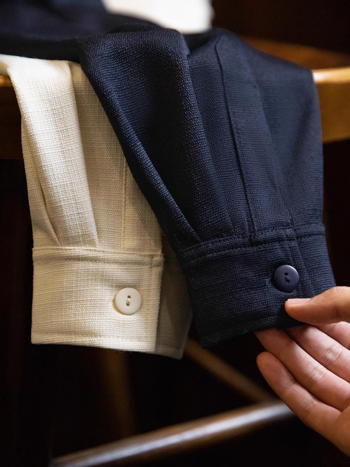 詳細画像:シャツのフェイクポケットと裾のV字スリットディテール図