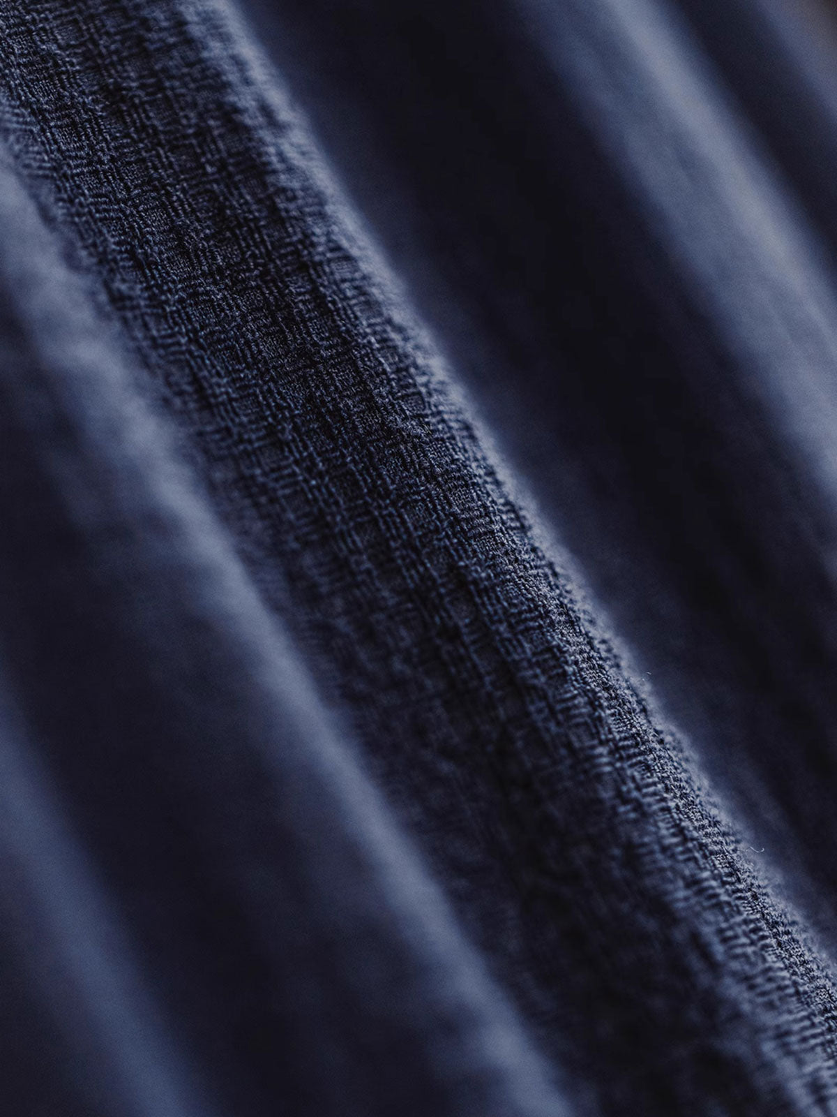 フーディの襟元にある竹製オリーブ形ボタンとレザーのシルクスクリーンプリントヴィンテージロゴの詳細画像