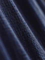 フーディの襟元にある竹製オリーブ形ボタンとレザーのシルクスクリーンプリントヴィンテージロゴの詳細画像