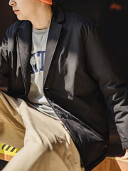 詳細画像
洗い加工されたコットン素材、軽量で通気性の良い生地感、内側の中綿が保温性を提供。マーブル柄のボタンが細部に華やかなアクセントを加える。
モデル画像
モデルが着用したノッチドラペル中綿スーツジャケット、ボックスシルエットとラペルデザインで立体感があり、カジュアルからフォーマルまで多様なコーディネートが可能。