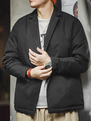 詳細画像
洗い加工されたコットン素材、軽量で通気性の良い生地感、内側の中綿が保温性を提供。マーブル柄のボタンが細部に華やかなアクセントを加える。
モデル画像
モデルが着用したノッチドラペル中綿スーツジャケット、ボックスシルエットとラペルデザインで立体感があり、カジュアルからフォーマルまで多様なコーディネートが可能。