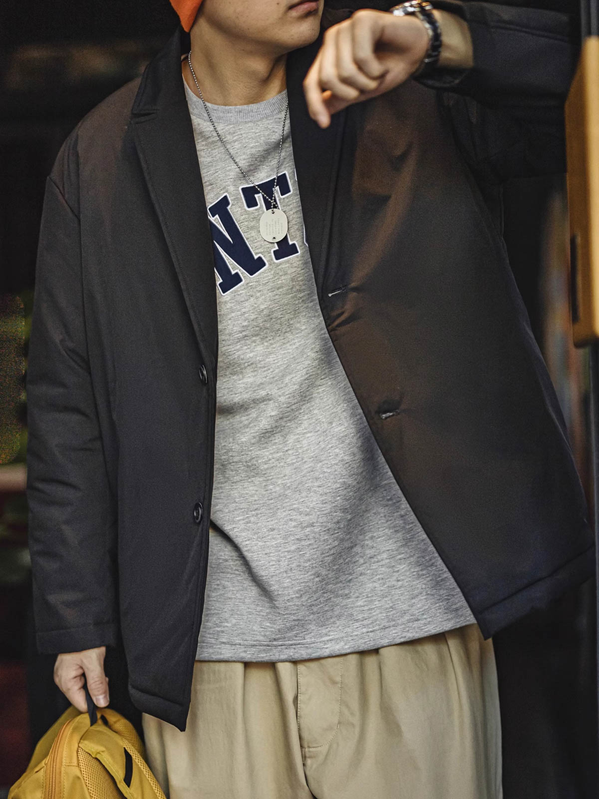 詳細画像
洗い加工されたコットン素材、軽量で通気性の良い生地感、内側の中綿が保温性を提供。マーブル柄のボタンが細部に華やかなアクセントを加える。
モデル画像
モデルが着用したノッチドラペル中綿スーツジャケット、ボックスシルエットとラペルデザインで立体感があり、カジュアルからフォーマルまで多様なコーディネートが可能。