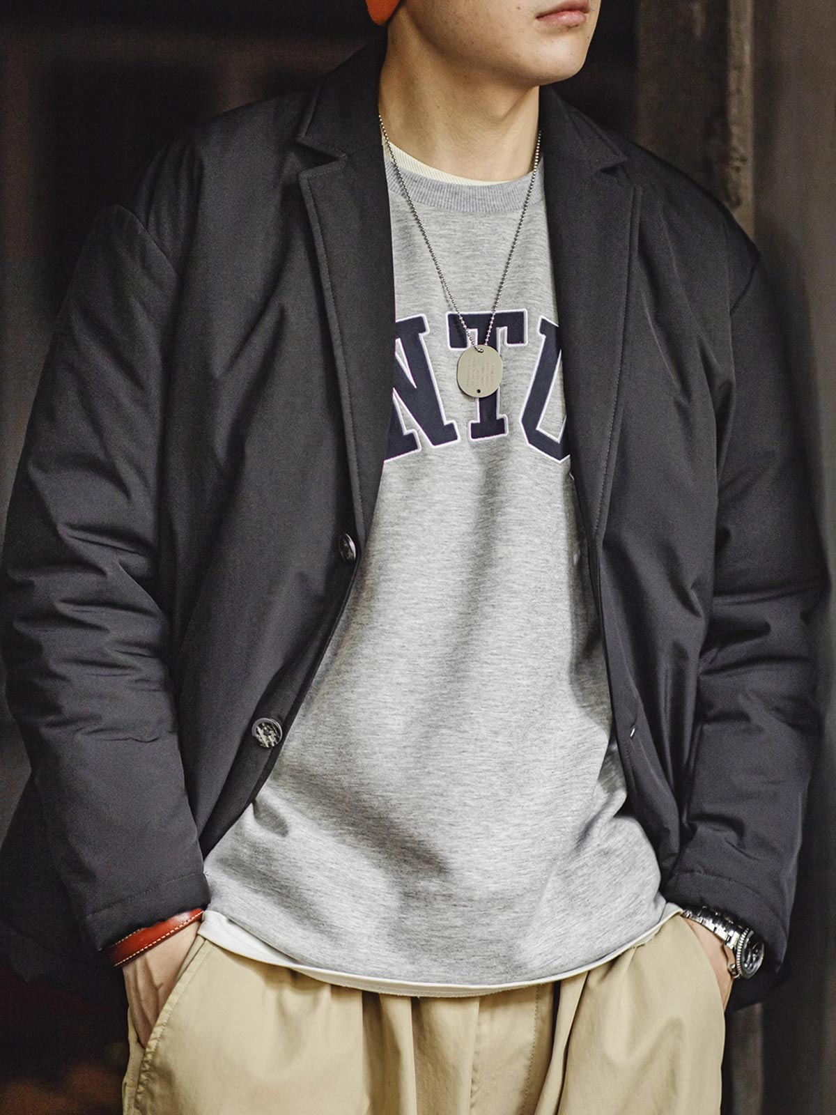 詳細画像
洗い加工されたコットン素材、軽量で通気性の良い生地感、内側の中綿が保温性を提供。マーブル柄のボタンが細部に華やかなアクセントを加える。
モデル画像
モデルが着用したノッチドラペル中綿スーツジャケット、ボックスシルエットとラペルデザインで立体感があり、カジュアルからフォーマルまで多様なコーディネートが可能。