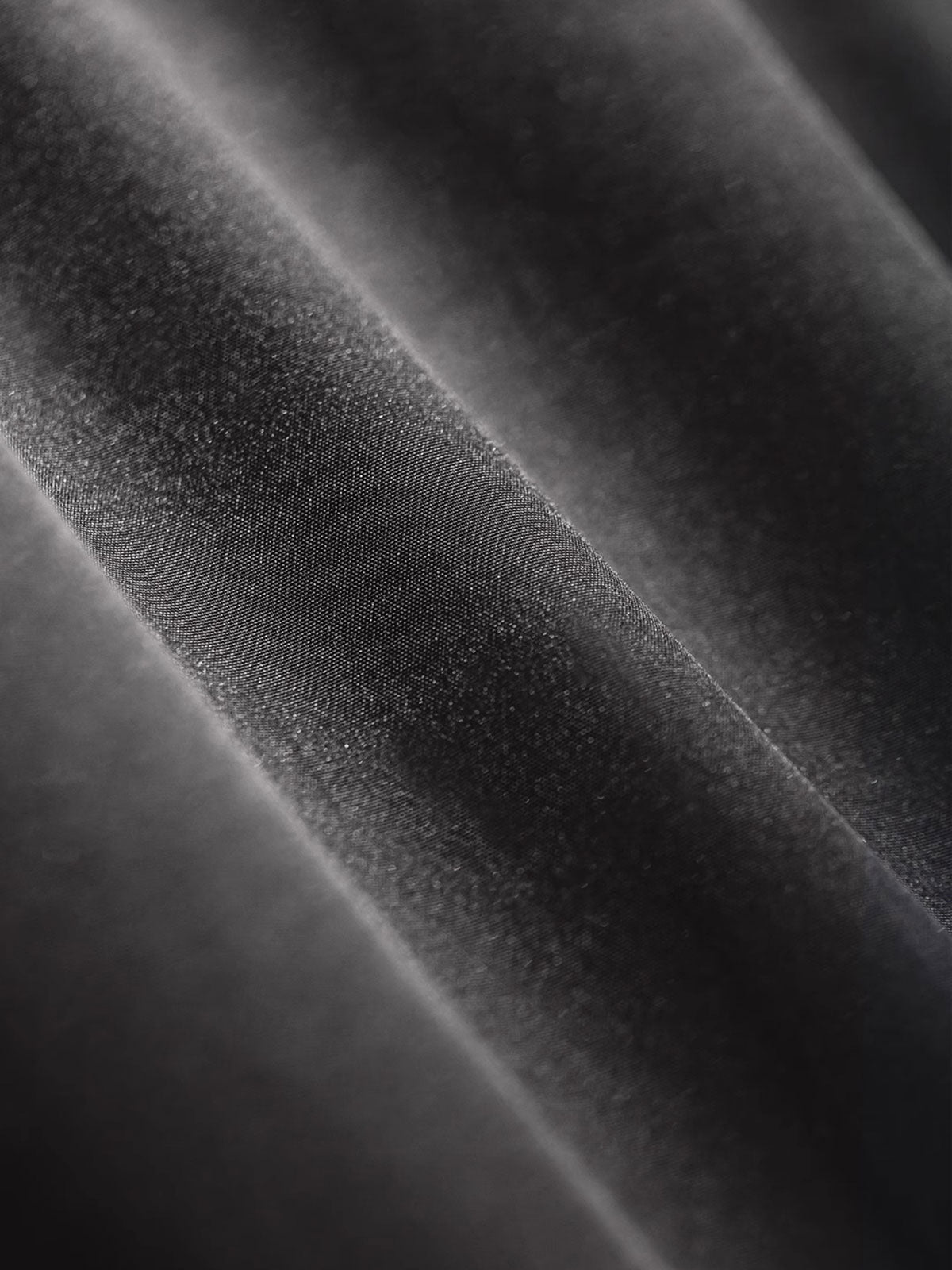 製品画像
ノッチドラペル中綿スーツジャケット、ダブルボタンスタイルとクラシックなラペルデザインでフォーマル感と快適さを融合。季節の変わり目にぴったり。
詳細画像
洗い加工されたコットン素材、軽量で通気性の良い生地感、内側の中綿が保温性を提供。マーブル柄のボタンが細部に華やかなアクセントを加える。