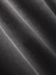 製品画像
ノッチドラペル中綿スーツジャケット、ダブルボタンスタイルとクラシックなラペルデザインでフォーマル感と快適さを融合。季節の変わり目にぴったり。
詳細画像
洗い加工されたコットン素材、軽量で通気性の良い生地感、内側の中綿が保温性を提供。マーブル柄のボタンが細部に華やかなアクセントを加える。