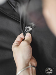 製品画像
ノッチドラペル中綿スーツジャケット、ダブルボタンスタイルとクラシックなラペルデザインでフォーマル感と快適さを融合。季節の変わり目にぴったり。
詳細画像
洗い加工されたコットン素材、軽量で通気性の良い生地感、内側の中綿が保温性を提供。マーブル柄のボタンが細部に華やかなアクセントを加える。