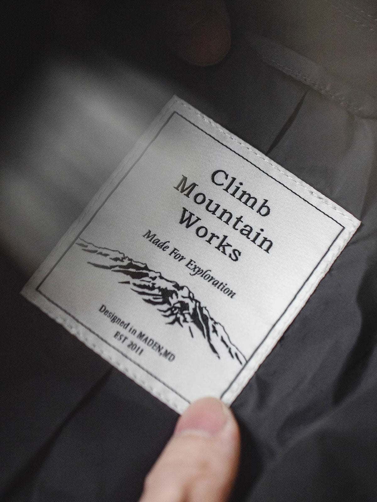 製品画像
ノッチドラペル中綿スーツジャケット、ダブルボタンスタイルとクラシックなラペルデザインでフォーマル感と快適さを融合。季節の変わり目にぴったり。
詳細画像
洗い加工されたコットン素材、軽量で通気性の良い生地感、内側の中綿が保温性を提供。マーブル柄のボタンが細部に華やかなアクセントを加える。