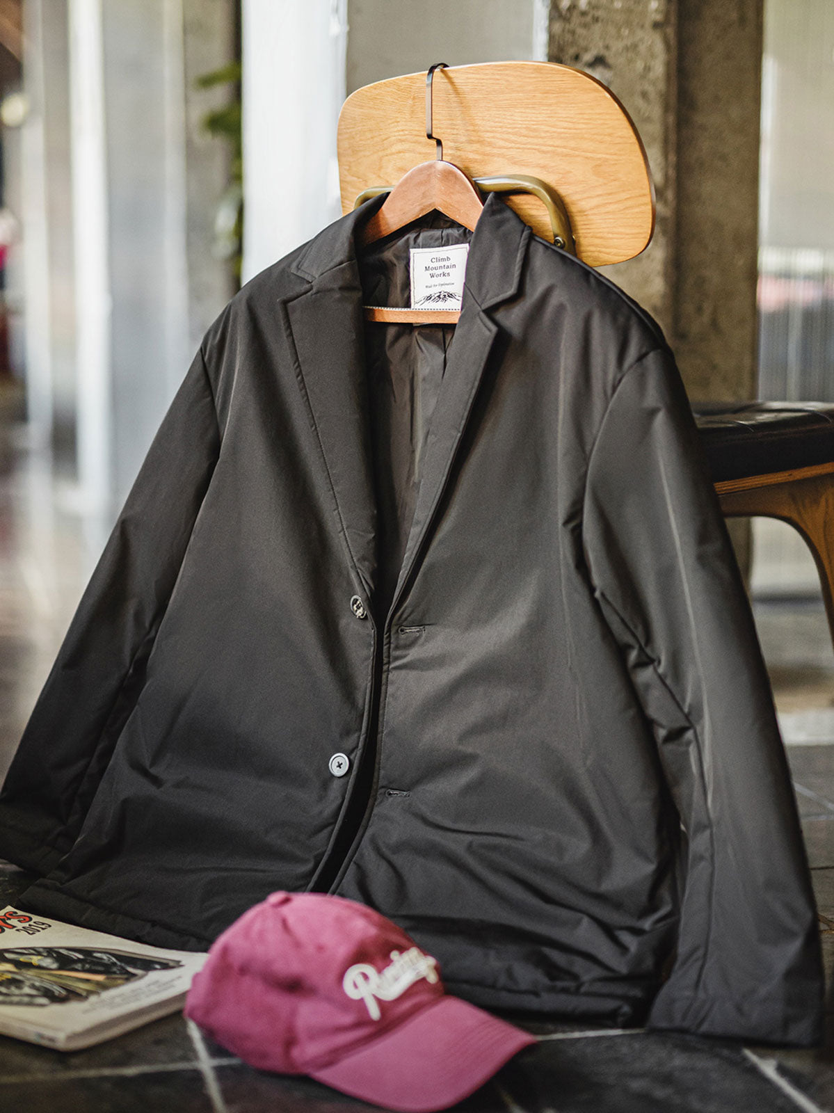 製品画像
ノッチドラペル中綿スーツジャケット、ダブルボタンスタイルとクラシックなラペルデザインでフォーマル感と快適さを融合。季節の変わり目にぴったり。
詳細画像
洗い加工されたコットン素材、軽量で通気性の良い生地感、内側の中綿が保温性を提供。マーブル柄のボタンが細部に華やかなアクセントを加える。