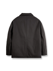 製品画像
ノッチドラペル中綿スーツジャケット、ダブルボタンスタイルとクラシックなラペルデザインでフォーマル感と快適さを融合。季節の変わり目にぴったり。
詳細画像
洗い加工されたコットン素材、軽量で通気性の良い生地感、内側の中綿が保温性を提供。マーブル柄のボタンが細部に華やかなアクセントを加える。