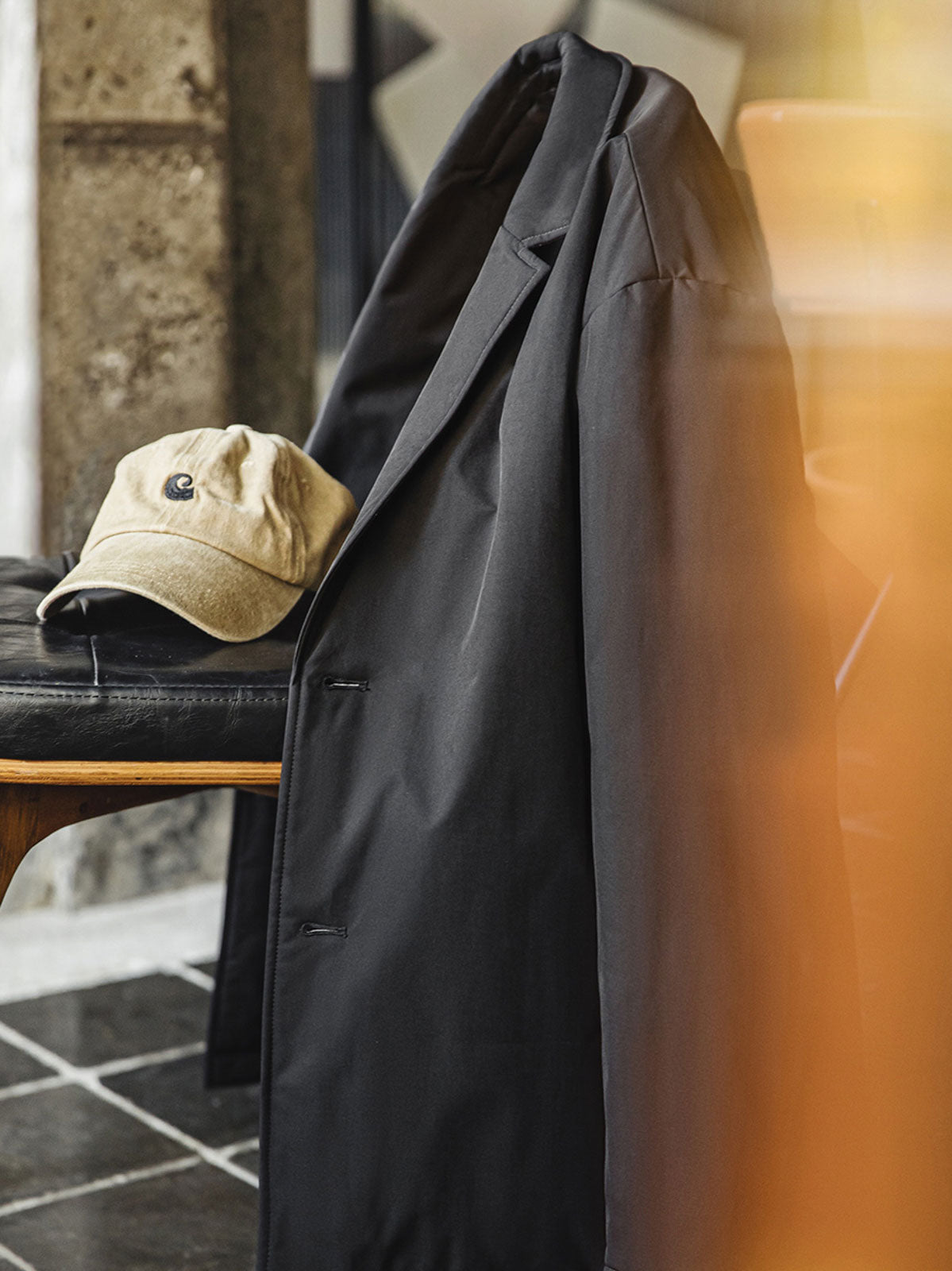 製品画像
ノッチドラペル中綿スーツジャケット、ダブルボタンスタイルとクラシックなラペルデザインでフォーマル感と快適さを融合。季節の変わり目にぴったり。
詳細画像
洗い加工されたコットン素材、軽量で通気性の良い生地感、内側の中綿が保温性を提供。マーブル柄のボタンが細部に華やかなアクセントを加える。