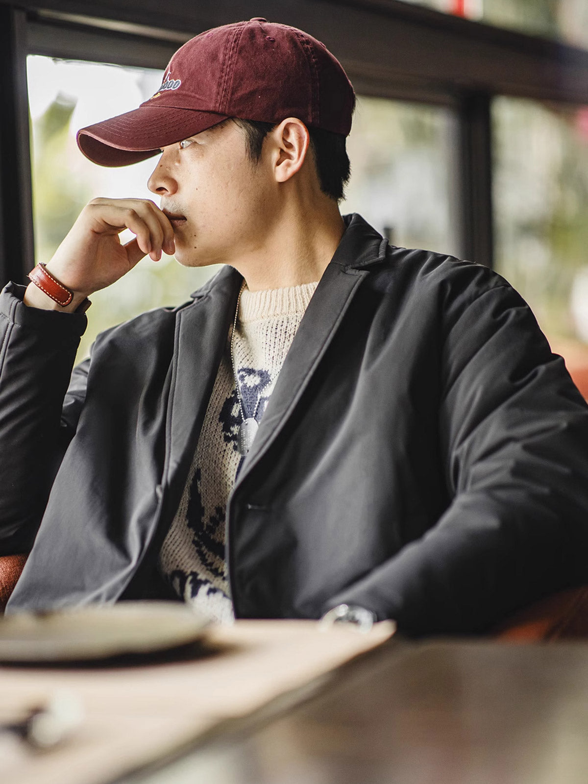 詳細画像
洗い加工されたコットン素材、軽量で通気性の良い生地感、内側の中綿が保温性を提供。マーブル柄のボタンが細部に華やかなアクセントを加える。
モデル画像
モデルが着用したノッチドラペル中綿スーツジャケット、ボックスシルエットとラペルデザインで立体感があり、カジュアルからフォーマルまで多様なコーディネートが可能。