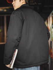 詳細画像
洗い加工されたコットン素材、軽量で通気性の良い生地感、内側の中綿が保温性を提供。マーブル柄のボタンが細部に華やかなアクセントを加える。
モデル画像
モデルが着用したノッチドラペル中綿スーツジャケット、ボックスシルエットとラペルデザインで立体感があり、カジュアルからフォーマルまで多様なコーディネートが可能。