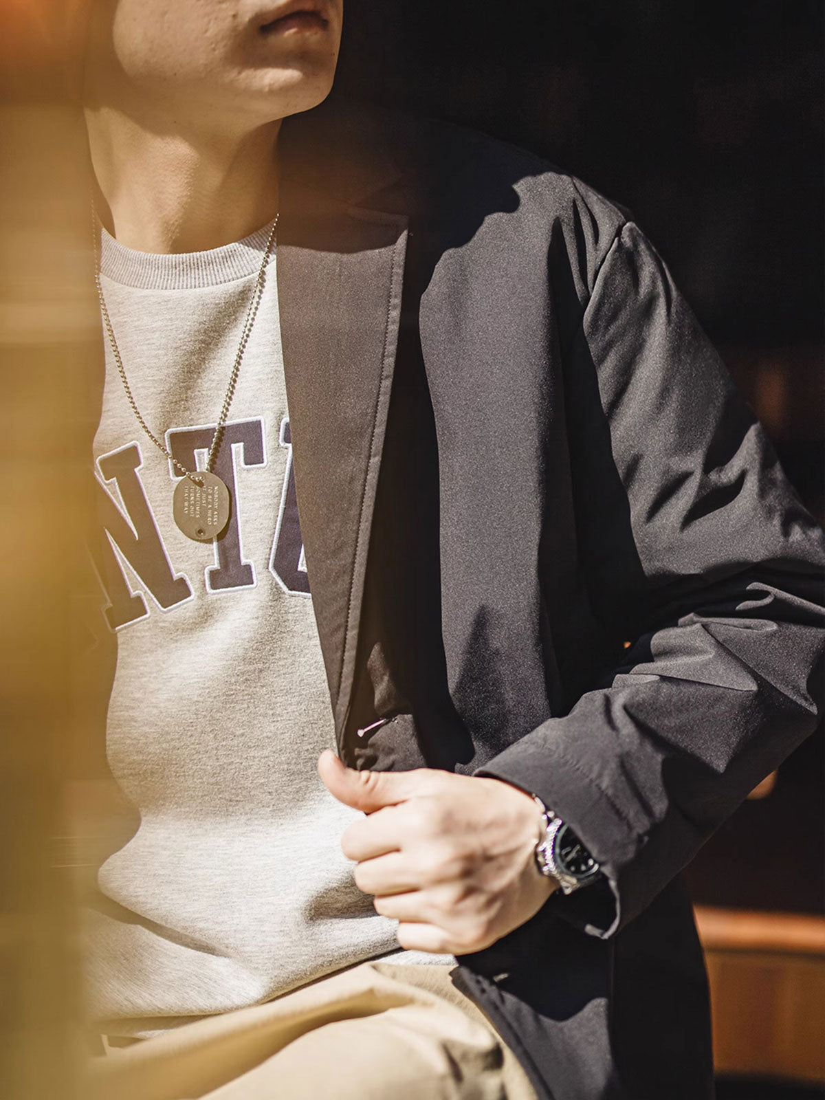 詳細画像
洗い加工されたコットン素材、軽量で通気性の良い生地感、内側の中綿が保温性を提供。マーブル柄のボタンが細部に華やかなアクセントを加える。
モデル画像
モデルが着用したノッチドラペル中綿スーツジャケット、ボックスシルエットとラペルデザインで立体感があり、カジュアルからフォーマルまで多様なコーディネートが可能。