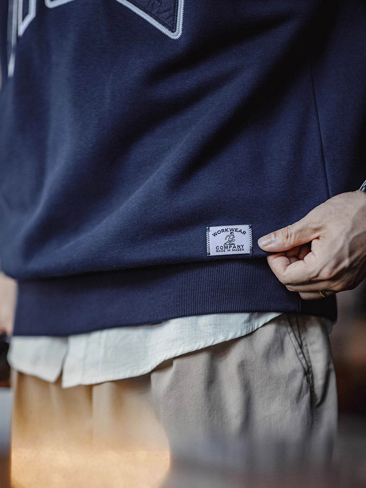 製品画像:
厚底カンガルーシューズ、レトロなブラウンスエードアッパーと合成皮革のコンビネーションデザイン、WALLABEEスタイルのU型シルエット、ヴィンテージ感を強調したクラシックなカンガルーシューズ
詳細画像:
ヒール部分に色違いアクセントが施された厚底デザイン、牛革と反絨皮(スエード)のコンビネーション、レトロな雰囲気を持つディテールアップ、耐久性と快適さを提供するゴム製ソール