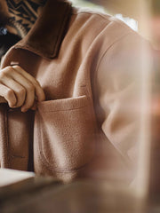 製品画像: 配色切替え襟付きウールジャケットの全体画像。19世紀フレンチワークウェアスタイルに着想を得たクラシックデザインとヴィンテージ感が特徴的。
詳細画像: ウッドボタン、配色切替えの襟、外側ステッチをクローズアップした画像。高保温性のラシャ生地と細部へのこだわりが際立つ。