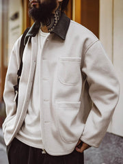 詳細画像: ウッドボタン、配色切替えの襟、外側ステッチをクローズアップした画像。高保温性のラシャ生地と細部へのこだわりが際立つ。
モデル画像: モデルが配色切替えウールジャケットを着用し、ワイドパンツとヴィンテージスニーカーを合わせた秋冬コーディネート。レイヤードスタイルに適したヴィンテージルックを提案。