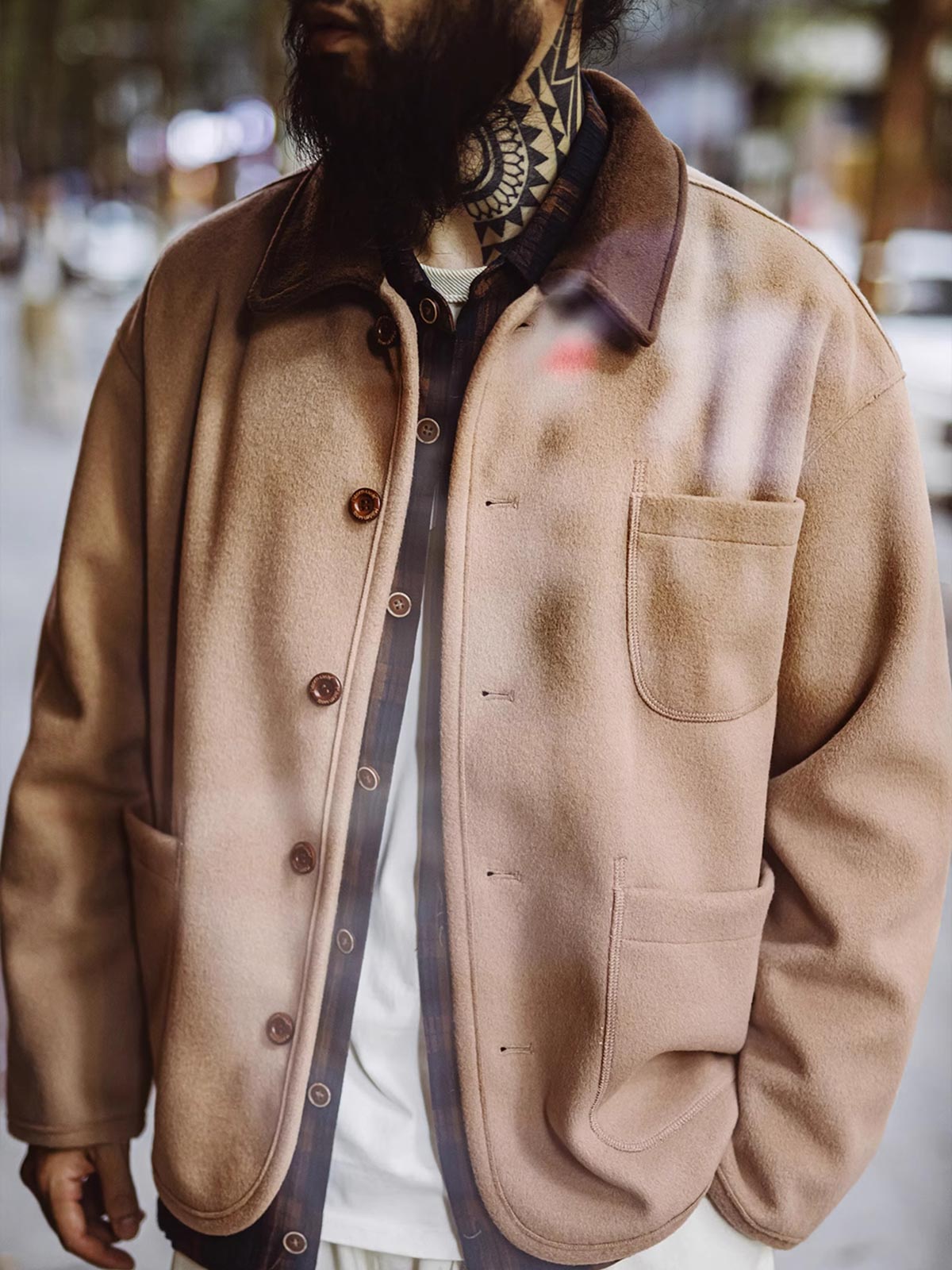 詳細画像: ウッドボタン、配色切替えの襟、外側ステッチをクローズアップした画像。高保温性のラシャ生地と細部へのこだわりが際立つ。
モデル画像: モデルが配色切替えウールジャケットを着用し、ワイドパンツとヴィンテージスニーカーを合わせた秋冬コーディネート。レイヤードスタイルに適したヴィンテージルックを提案。