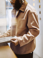 詳細画像: ウッドボタン、配色切替えの襟、外側ステッチをクローズアップした画像。高保温性のラシャ生地と細部へのこだわりが際立つ。
モデル画像: モデルが配色切替えウールジャケットを着用し、ワイドパンツとヴィンテージスニーカーを合わせた秋冬コーディネート。レイヤードスタイルに適したヴィンテージルックを提案。