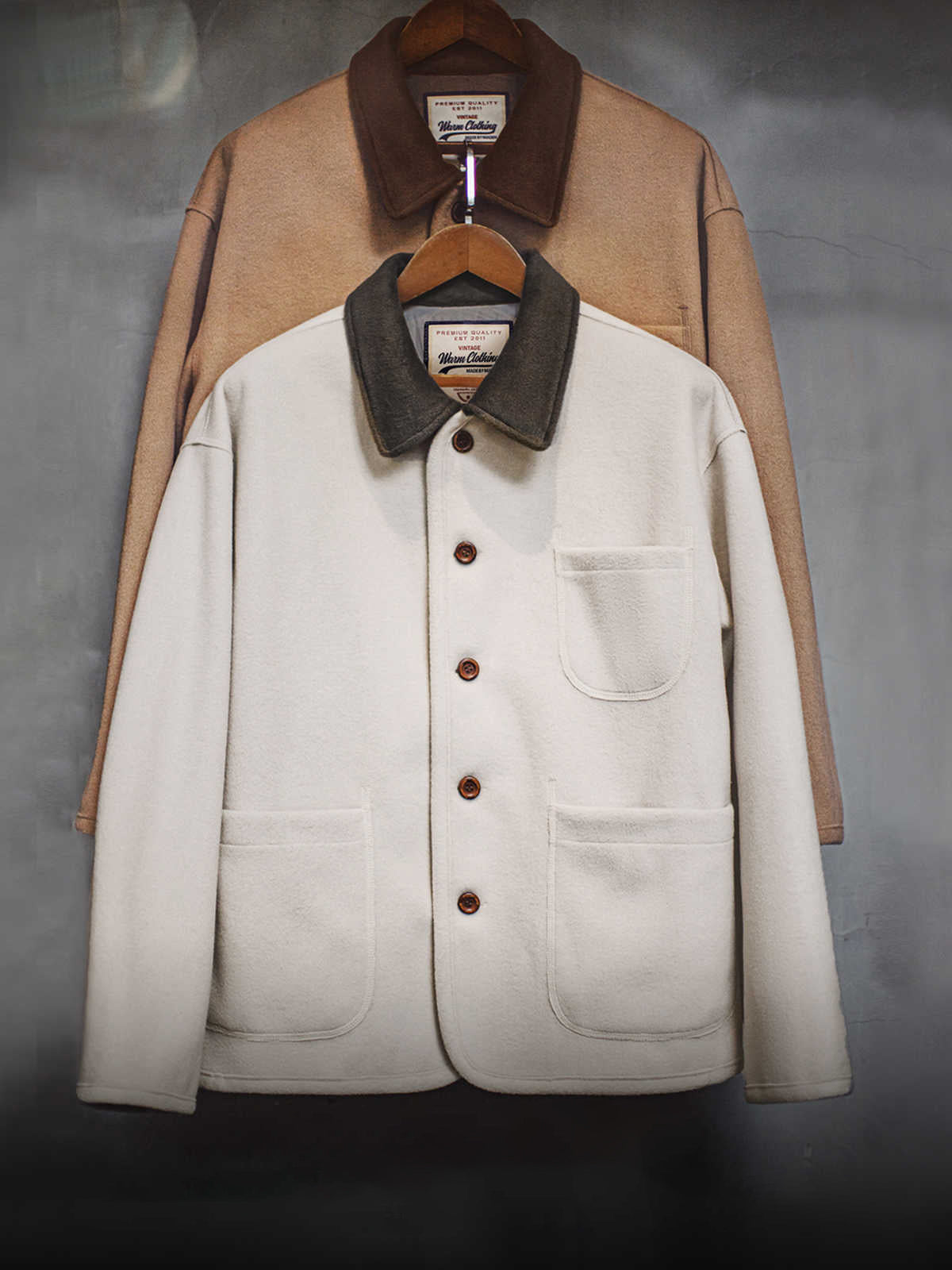 製品画像: 配色切替え襟付きウールジャケットの全体画像。19世紀フレンチワークウェアスタイルに着想を得たクラシックデザインとヴィンテージ感が特徴的。
詳細画像: ウッドボタン、配色切替えの襟、外側ステッチをクローズアップした画像。高保温性のラシャ生地と細部へのこだわりが際立つ。