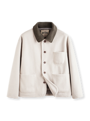 製品画像: 配色切替え襟付きウールジャケットの全体画像。19世紀フレンチワークウェアスタイルに着想を得たクラシックデザインとヴィンテージ感が特徴的。
詳細画像: ウッドボタン、配色切替えの襟、外側ステッチをクローズアップした画像。高保温性のラシャ生地と細部へのこだわりが際立つ。