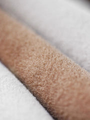 製品画像: 配色切替え襟付きウールジャケットの全体画像。19世紀フレンチワークウェアスタイルに着想を得たクラシックデザインとヴィンテージ感が特徴的。
詳細画像: ウッドボタン、配色切替えの襟、外側ステッチをクローズアップした画像。高保温性のラシャ生地と細部へのこだわりが際立つ。