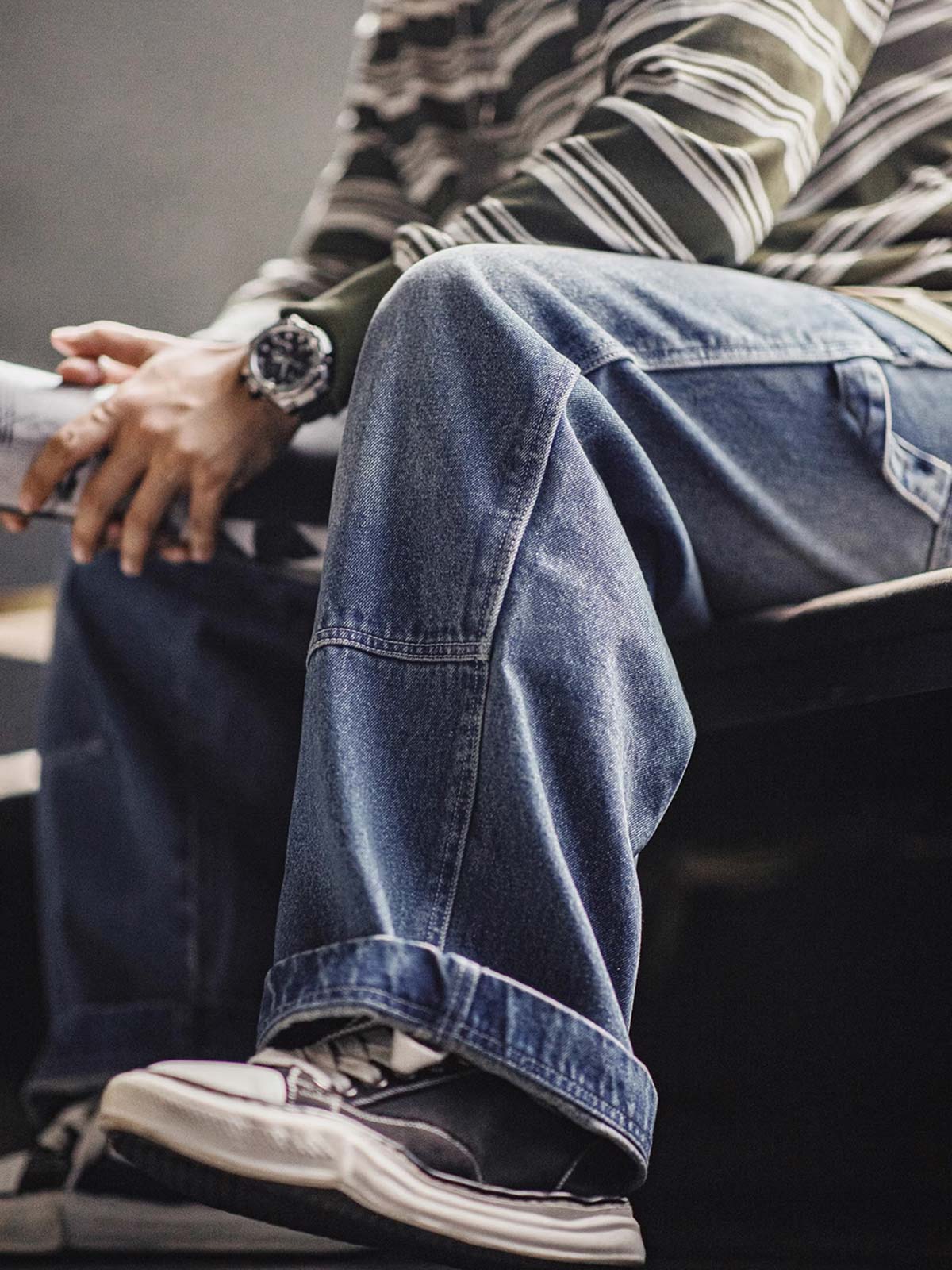 製品画像:
アメリカンヴィンテージ風ダブルニー ワークデニムパンツ、ヴィンテージウォッシュ加工と100%コットンツイル生地、ダブルニーのパッチデザインとルーズフィットのストレートレッグ
詳細画像:
ダブルニーのパッチ、アンティークゴールドのYKKジッパー、ヴィンテージ感を強調したウォッシュド加工とツイル生地のディテールアップ