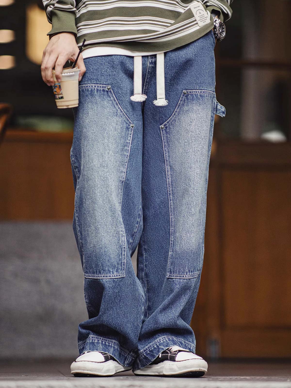 詳細画像:
ダブルニーのパッチ、アンティークゴールドのYKKジッパー、ヴィンテージ感を強調したウォッシュド加工とツイル生地のディテールアップ
モデル画像:
モデルが着用したアメリカンヴィンテージ風ダブルニー ワークデニムパンツ、ルーズフィットのストリートスタイルコーディネート