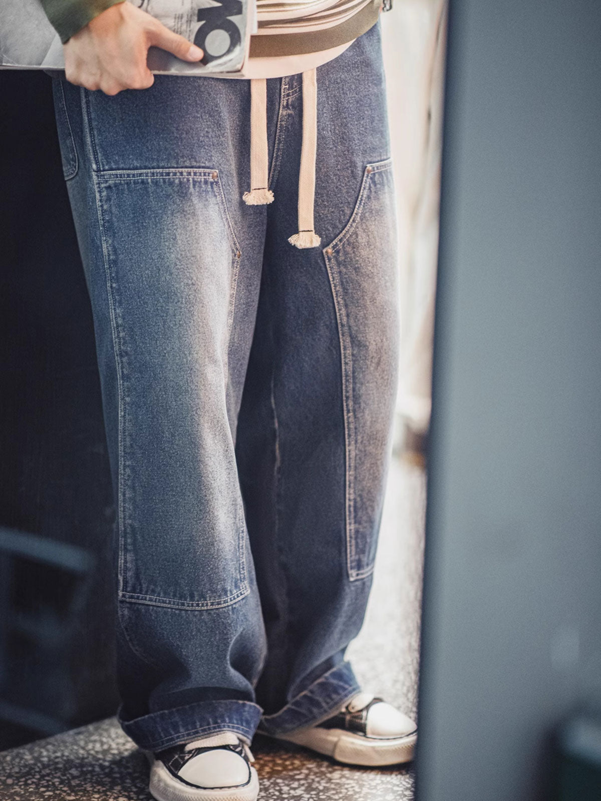 詳細画像:
ダブルニーのパッチ、アンティークゴールドのYKKジッパー、ヴィンテージ感を強調したウォッシュド加工とツイル生地のディテールアップ
モデル画像:
モデルが着用したアメリカンヴィンテージ風ダブルニー ワークデニムパンツ、ルーズフィットのストリートスタイルコーディネート