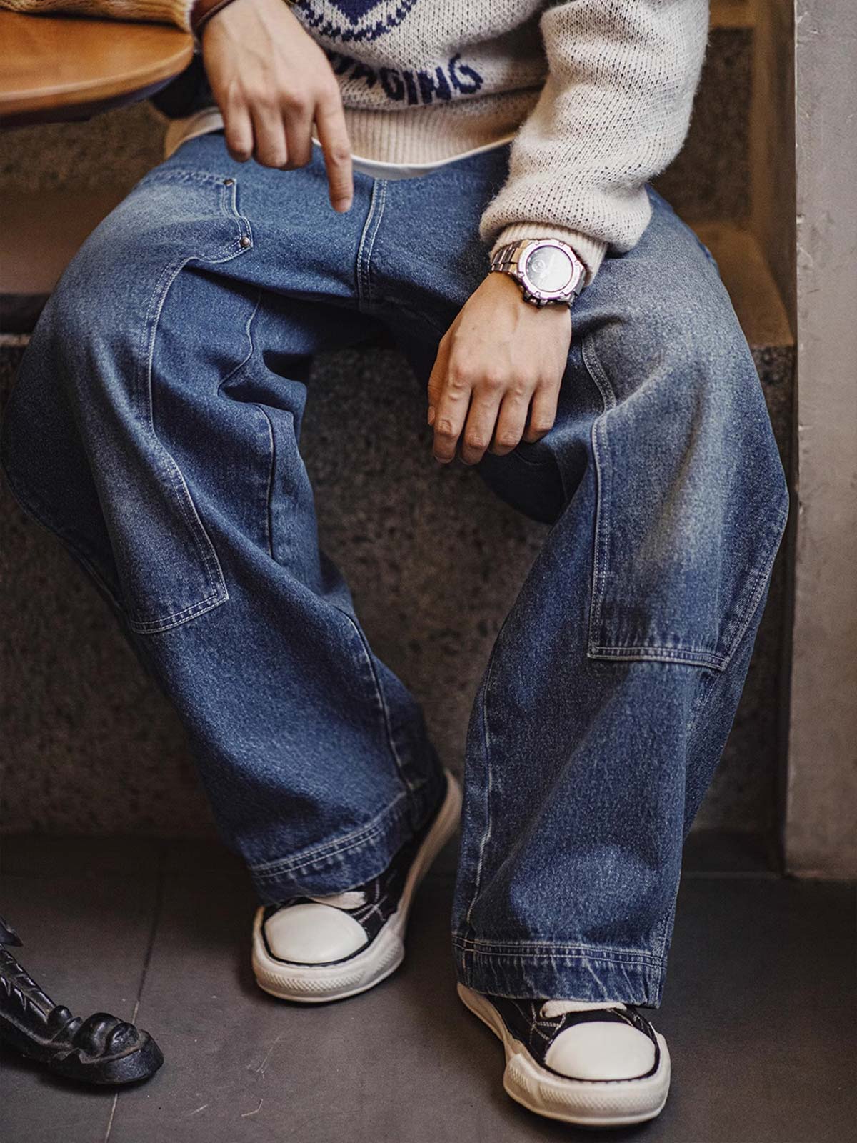 詳細画像:
ダブルニーのパッチ、アンティークゴールドのYKKジッパー、ヴィンテージ感を強調したウォッシュド加工とツイル生地のディテールアップ
モデル画像:
モデルが着用したアメリカンヴィンテージ風ダブルニー ワークデニムパンツ、ルーズフィットのストリートスタイルコーディネート