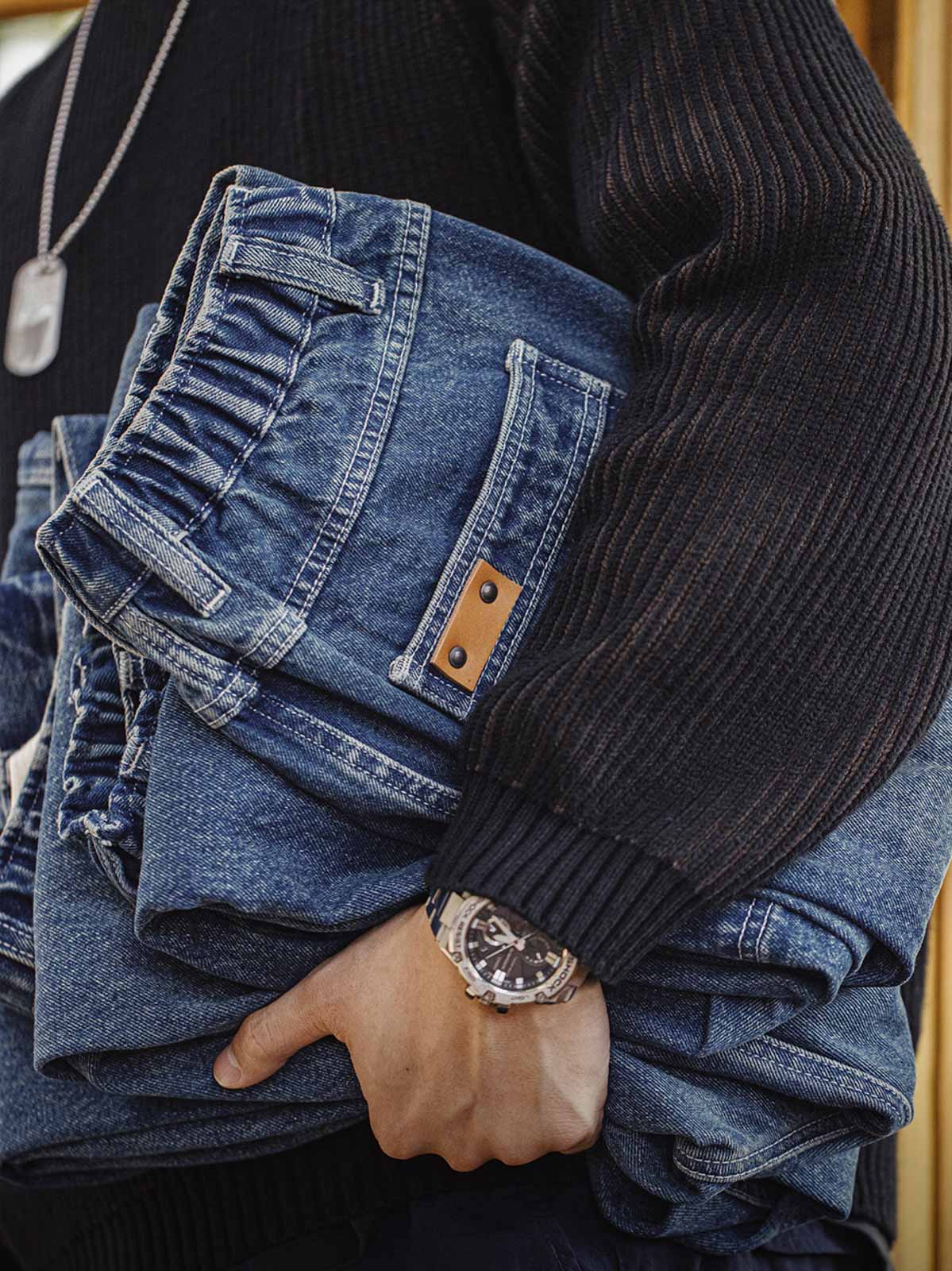 詳細画像:
ダブルニーのパッチ、アンティークゴールドのYKKジッパー、ヴィンテージ感を強調したウォッシュド加工とツイル生地のディテールアップ
モデル画像:
モデルが着用したアメリカンヴィンテージ風ダブルニー ワークデニムパンツ、ルーズフィットのストリートスタイルコーディネート