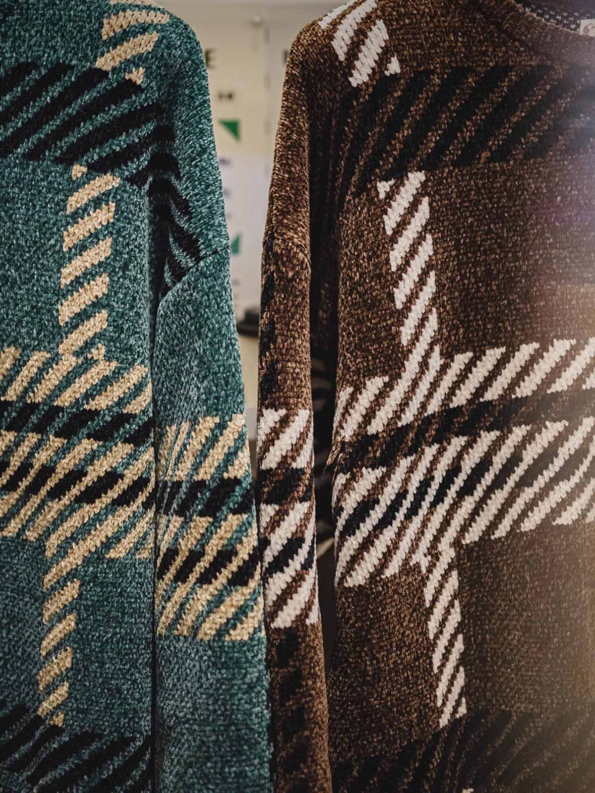 製品画像
シェニール織りクリスマスセーター、ヴィンテージグリーンとブラウンのツートンデザインで、北欧の伝統にインスパイアされたケーブル編み模様が祝祭の雰囲気を演出、厚手で柔らかなシェニール素材使用
詳細画像
シェニール織りクリスマスセーターのディテール、ヴィンテージグリーンとブラウンのカラーコンビネーションとケーブル編み模様、広めのリブ袖口とアーチ型リブネックで暖かさを保つデザイン