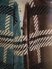 製品画像
シェニール織りクリスマスセーター、ヴィンテージグリーンとブラウンのツートンデザインで、北欧の伝統にインスパイアされたケーブル編み模様が祝祭の雰囲気を演出、厚手で柔らかなシェニール素材使用
詳細画像
シェニール織りクリスマスセーターのディテール、ヴィンテージグリーンとブラウンのカラーコンビネーションとケーブル編み模様、広めのリブ袖口とアーチ型リブネックで暖かさを保つデザイン