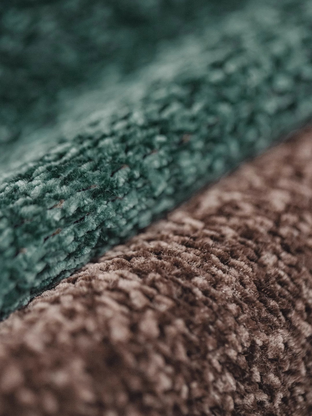 製品画像
シェニール織りクリスマスセーター、ヴィンテージグリーンとブラウンのツートンデザインで、北欧の伝統にインスパイアされたケーブル編み模様が祝祭の雰囲気を演出、厚手で柔らかなシェニール素材使用
詳細画像
シェニール織りクリスマスセーターのディテール、ヴィンテージグリーンとブラウンのカラーコンビネーションとケーブル編み模様、広めのリブ袖口とアーチ型リブネックで暖かさを保つデザイン