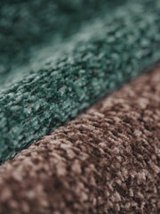 製品画像
シェニール織りクリスマスセーター、ヴィンテージグリーンとブラウンのツートンデザインで、北欧の伝統にインスパイアされたケーブル編み模様が祝祭の雰囲気を演出、厚手で柔らかなシェニール素材使用
詳細画像
シェニール織りクリスマスセーターのディテール、ヴィンテージグリーンとブラウンのカラーコンビネーションとケーブル編み模様、広めのリブ袖口とアーチ型リブネックで暖かさを保つデザイン