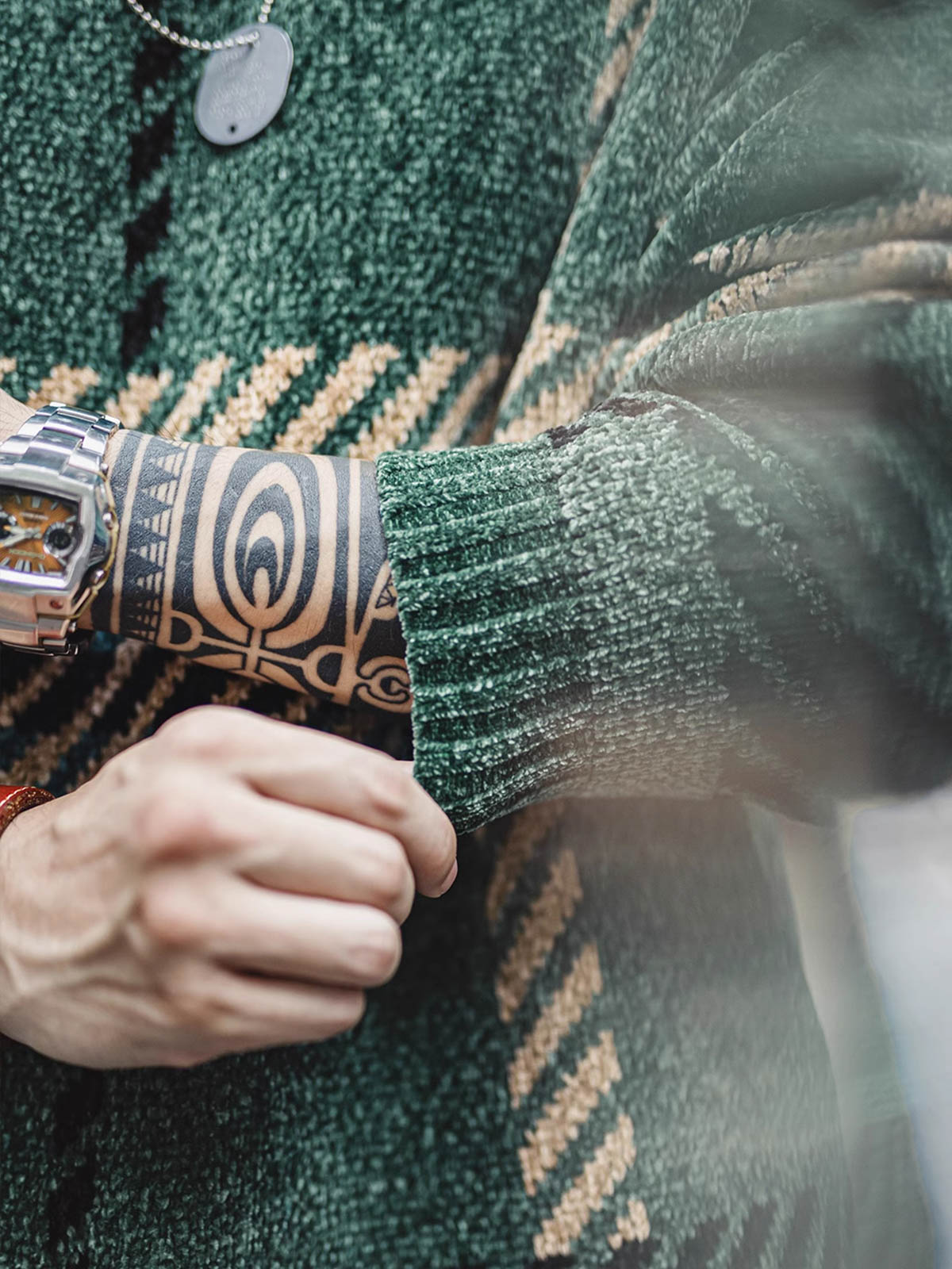 製品画像
シェニール織りクリスマスセーター、ヴィンテージグリーンとブラウンのツートンデザインで、北欧の伝統にインスパイアされたケーブル編み模様が祝祭の雰囲気を演出、厚手で柔らかなシェニール素材使用
詳細画像
シェニール織りクリスマスセーターのディテール、ヴィンテージグリーンとブラウンのカラーコンビネーションとケーブル編み模様、広めのリブ袖口とアーチ型リブネックで暖かさを保つデザイン